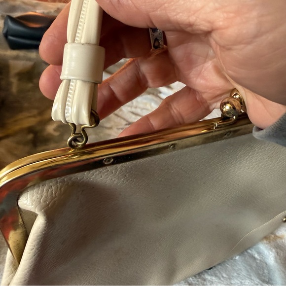 Vintage 1960’s Zenith Leather Handbag with Kiss Lock in Ecru - Picture 4 of 8